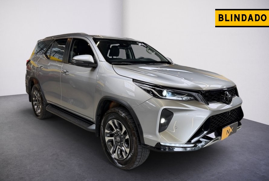 TOYOTA HILUX SW4 2.8 D-4D TURBO DIESEL SRX PLATINUM 7L 4X4 AUTOMÁTICO 2024/2024